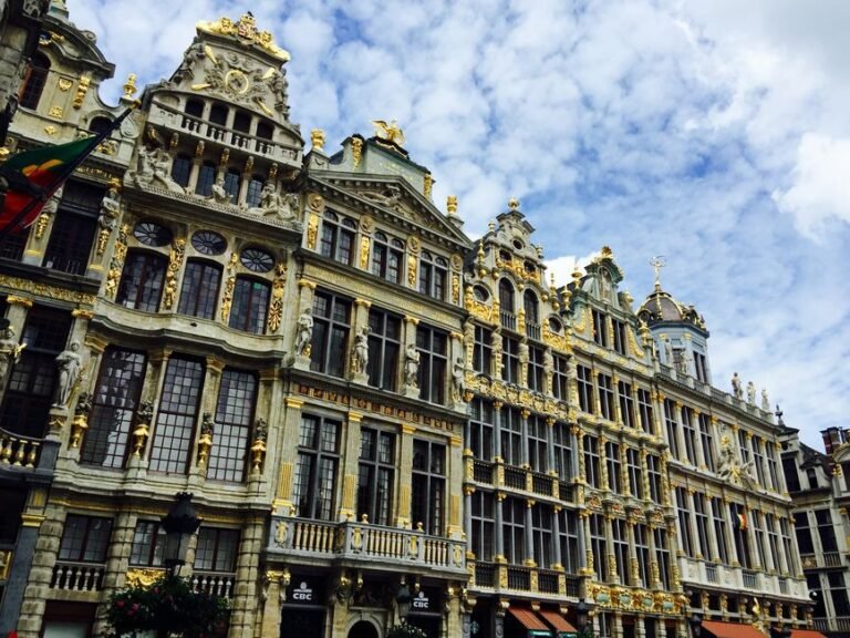 Brüksel'deki tarihi Grand Place meydanı, Belçika vizesi başvurusu yapılacak ülkenin simgesi