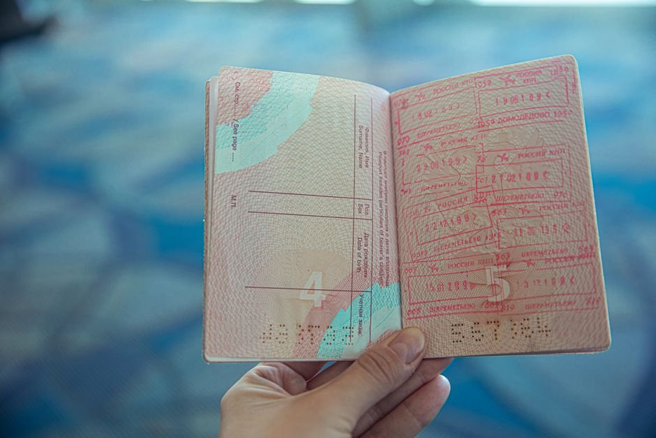 Açık pasaportun içindeki seyahat vizesi damgalarının yakın çekimi