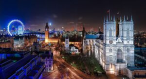 Gece ışıklandırılmış Londra silüeti: Big Ben, Westminster Manastırı ve London Eye, İngiltere vizesi başvurusu yapılacak ülkenin simgesi