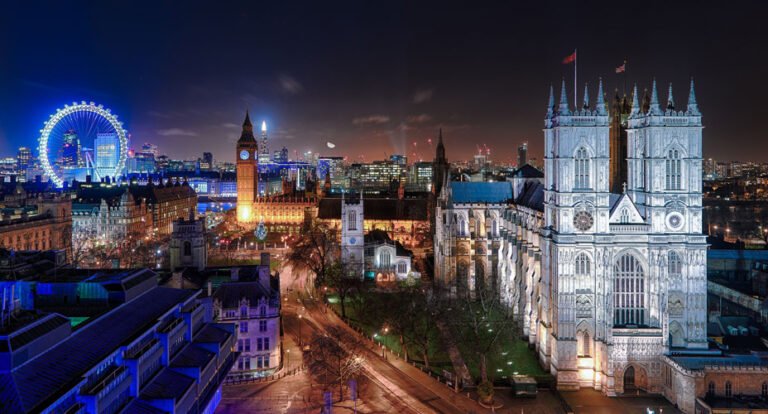 Gece ışıklandırılmış Londra silüeti: Big Ben, Westminster Manastırı ve London Eye, İngiltere vizesi başvurusu yapılacak ülkenin simgesi