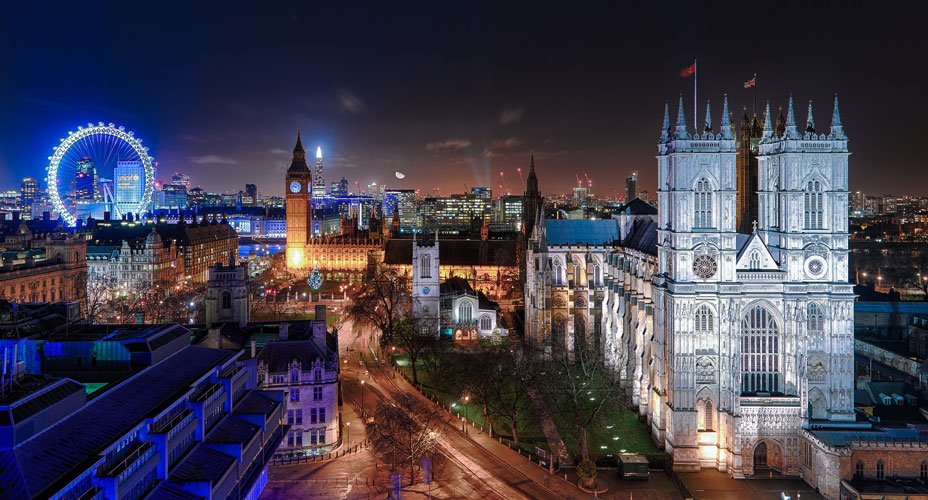 Gece ışıklandırılmış Londra silüeti: Big Ben, Westminster Manastırı ve London Eye, İngiltere vizesi başvurusu yapılacak ülkenin simgesi