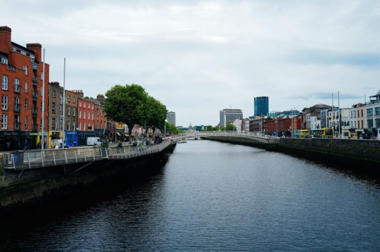 Dublin'deki Ha'penny Köprüsü ve Liffey Nehri, İrlanda vizesi başvurusu yapılacak ülkenin simgesi