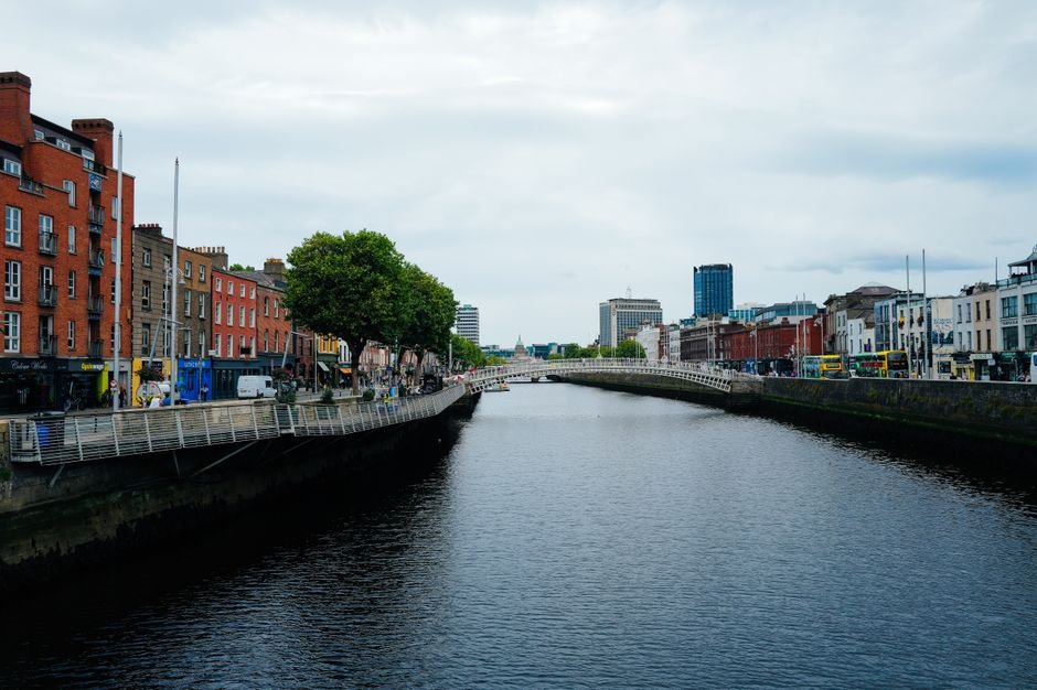 Dublin'deki Ha'penny Köprüsü ve Liffey Nehri, İrlanda vizesi başvurusu yapılacak ülkenin simgesi
