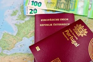 Avrupa haritası üzerinde pasaportlar, Schengen vizesi kapsamındaki ülkeleri simgeliyor