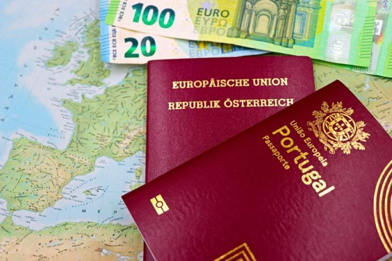 Avrupa haritası üzerinde pasaportlar, Schengen vizesi kapsamındaki ülkeleri simgeliyor