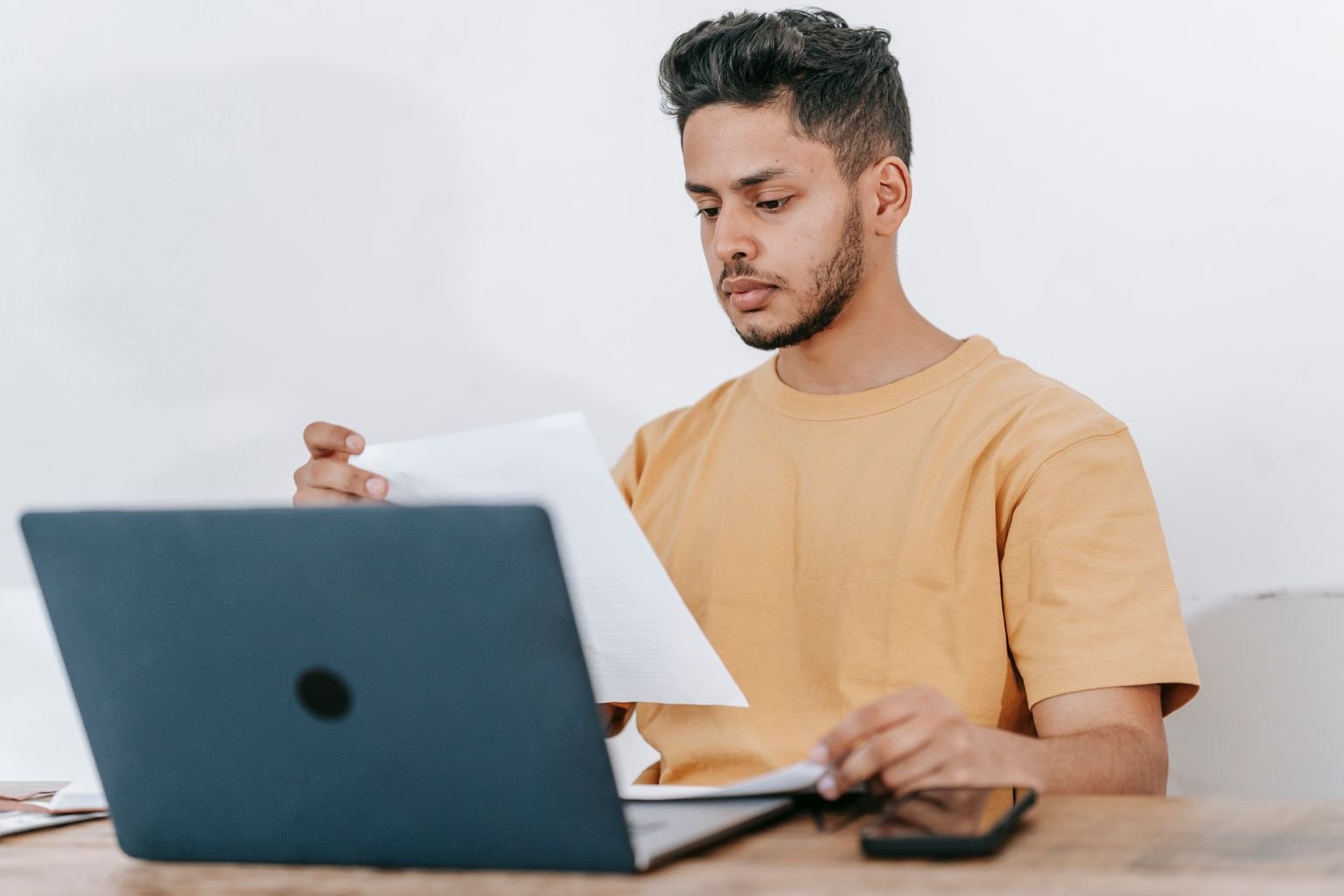 Bilgisayar başında vize başvuru sonucunu online olarak takip eden bir kişi